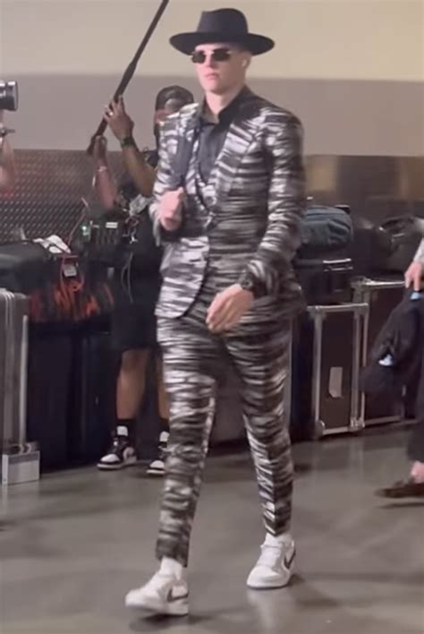 Cincinnati Bengals quarterback Joe Burrow showed up to Sunday's game against the Arizona Cardinals with one of his more creative-looking outfits. So much so, Burrow got asked about it after the 34 ... 